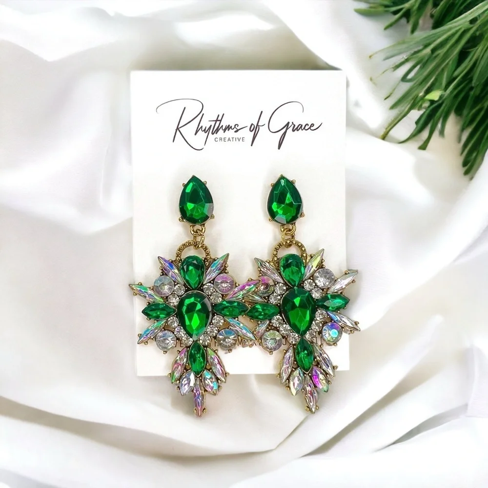 Stunning Green Rhinestone Drop Earrings – Bold Fashion Statement ✨NWT